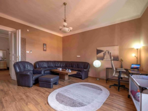 Pinnacle Apartment with balcony